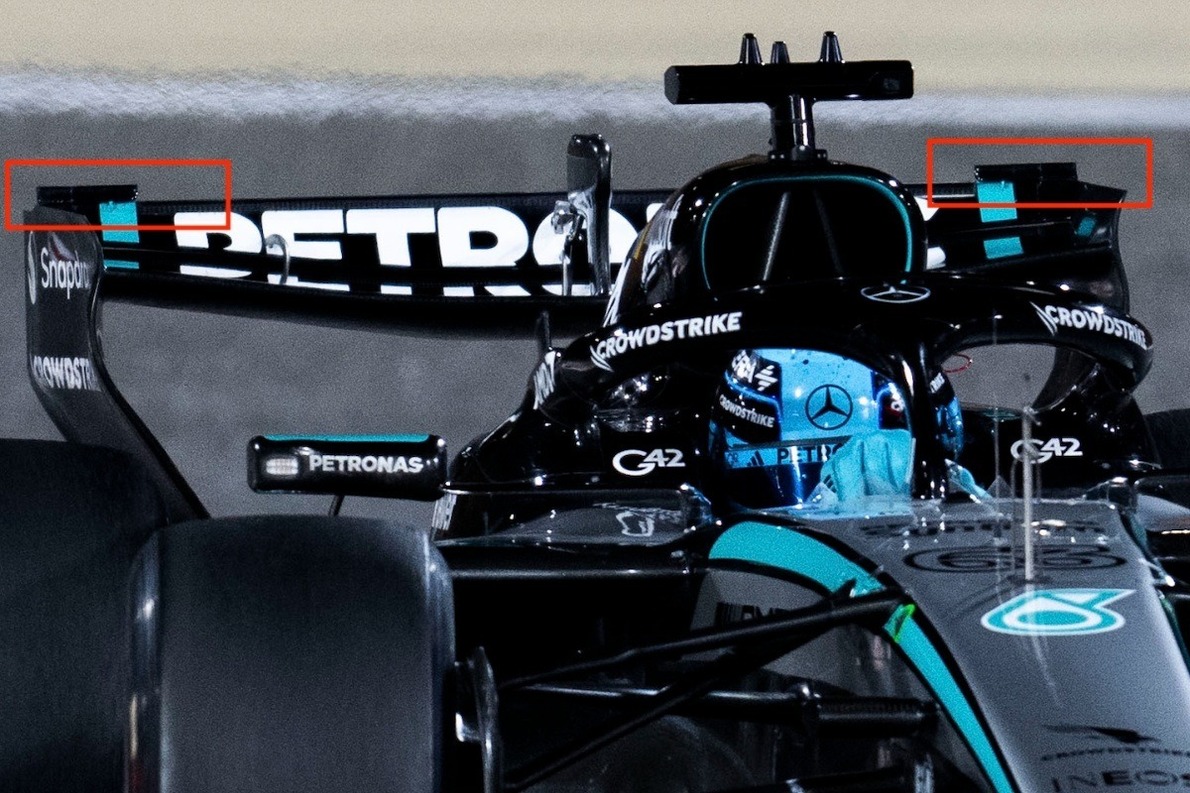 és - A Mercedes is előállt egy trükkös hátsó szárnnyal, amire az FIA is áldását adta