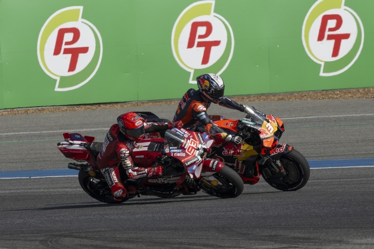  és  - Kőkemény csata és egy büntetés után Acosta nyerte az év első sprintfutamát