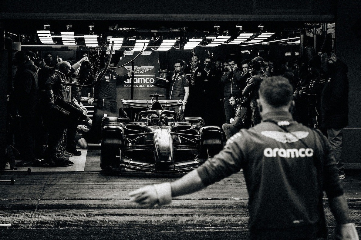 és - Szó szerint véve is súlyos gondok vannak az Aston Martinnál - sajtóhír