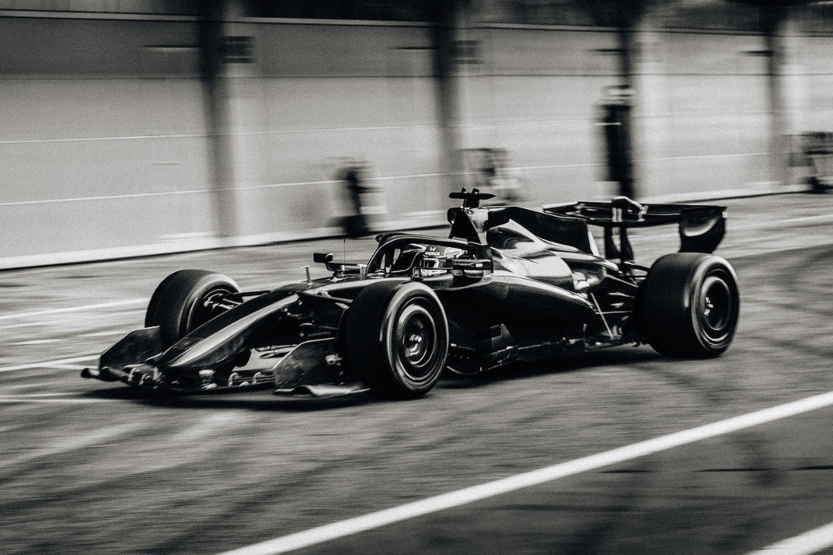  - Adrian Newey visszanyúlt a múltba: egy legendás McLaren megoldása köszönt vissza az új Aston Martinon (fotó)