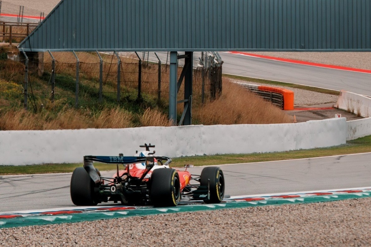 és - A Ferrari máris megnyerte az első csatát a Mercedes ellen - kiderült a németek autójának súlya