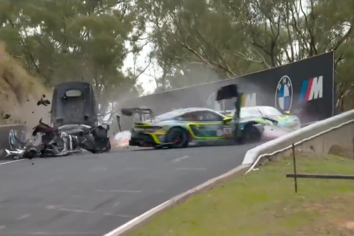 Drámai ütközés Bathurstben: teljes gázzal csapódott a Mercedes az álló Porschéba (videó)