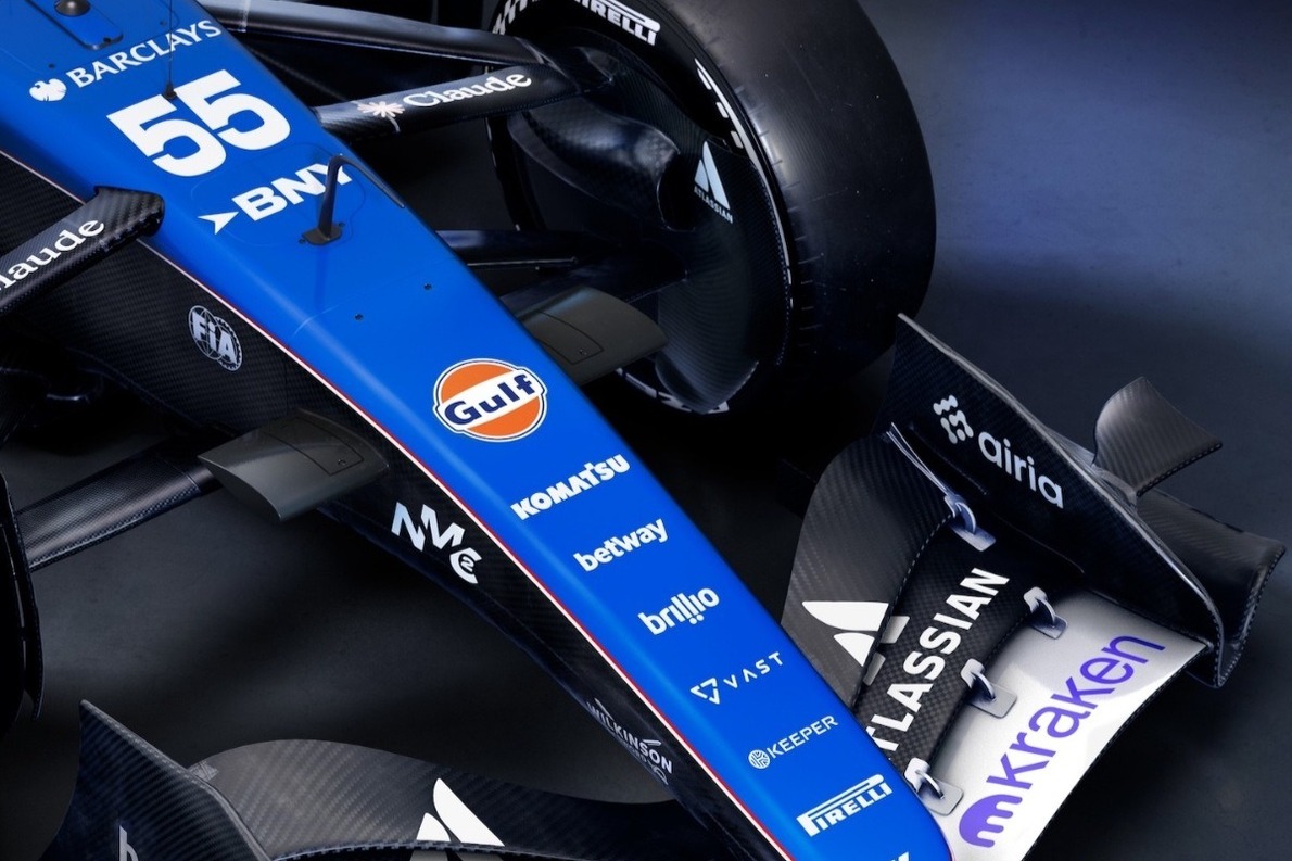 Rejtély övezi a Williams FW48 első felfüggesztését, de az biztos, hogy szokatlan irányba indultak el