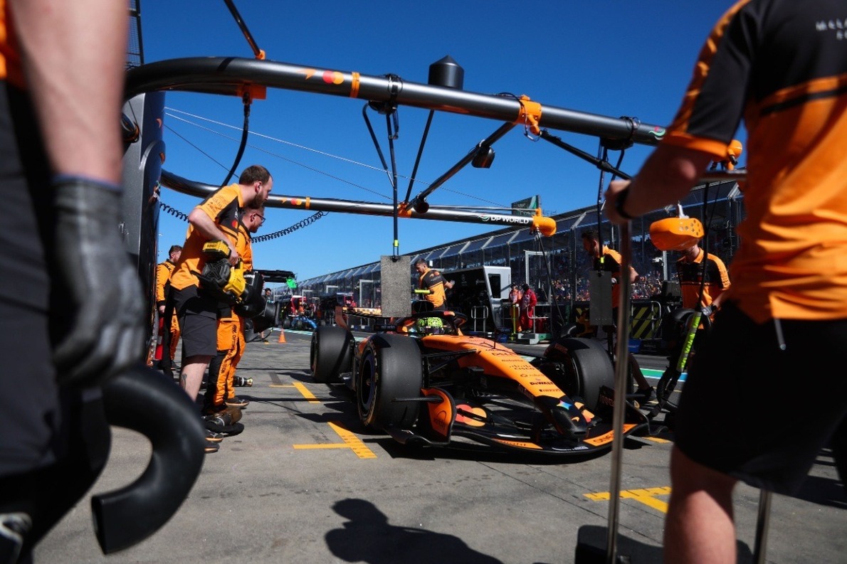  és  - Technikai gondok után biztató tempót mutatott a McLaren pénteken Melbourne-ben