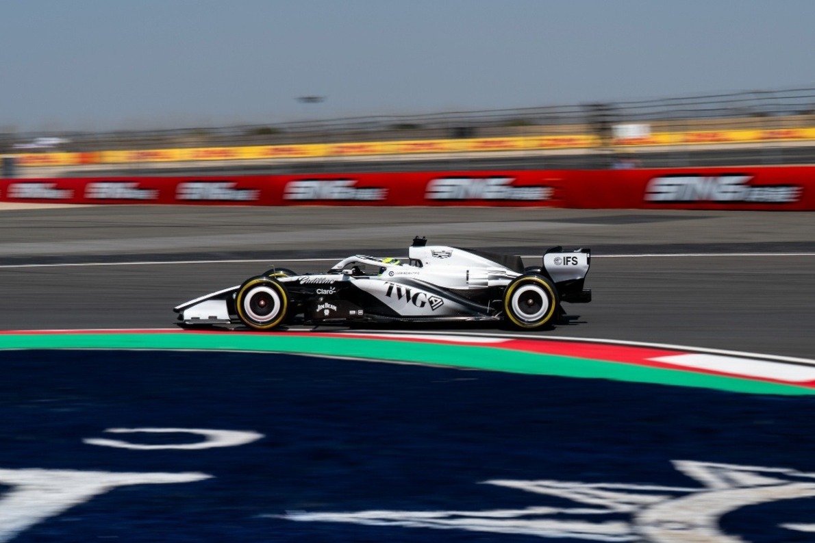  és  - Látványos fotón Perez darabokra hullott Cadillac-je a sprintfutamról