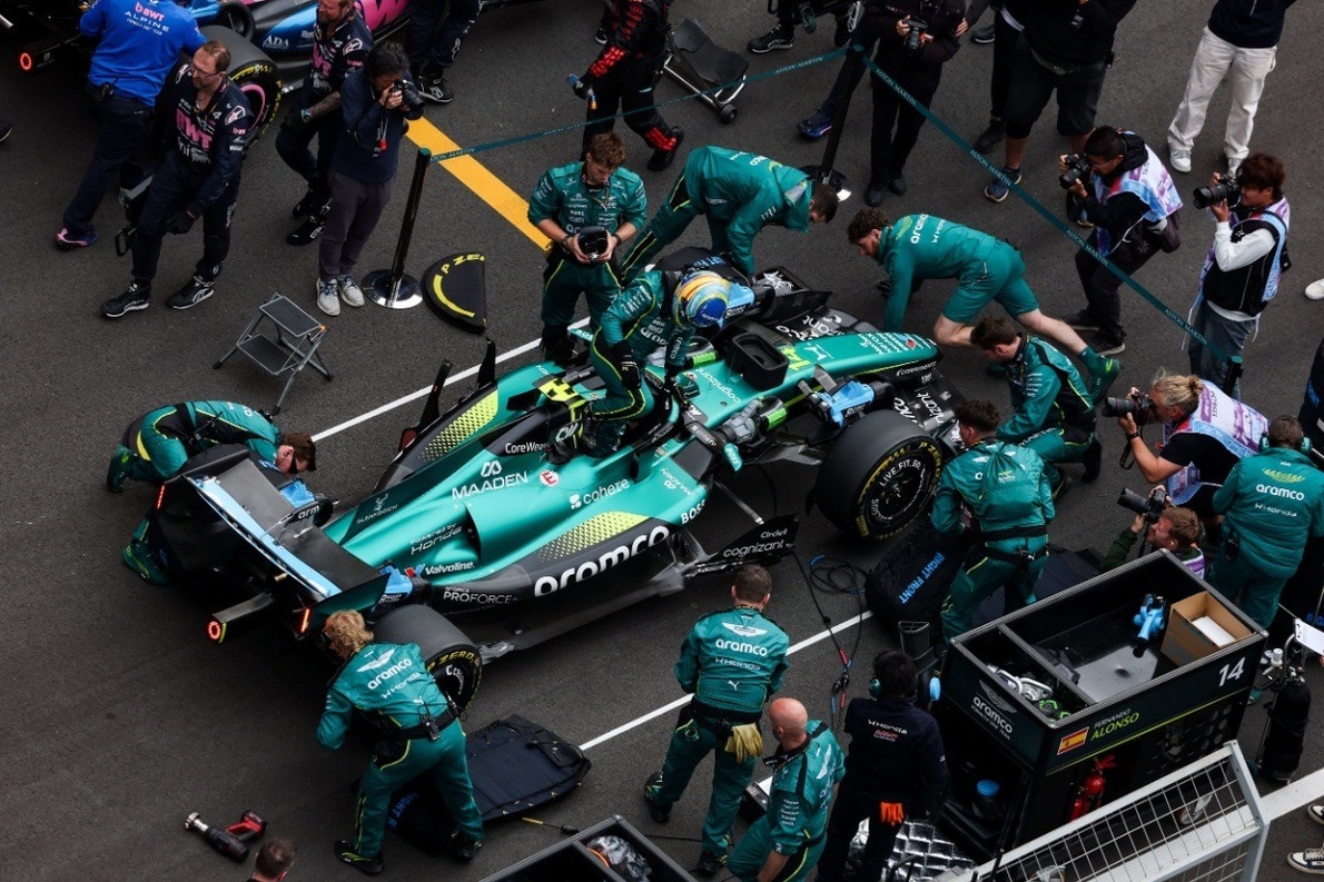  és  - Válságban az Aston Martin, mégis bizakodnak – ezért nem temetik a 2026-os szezont