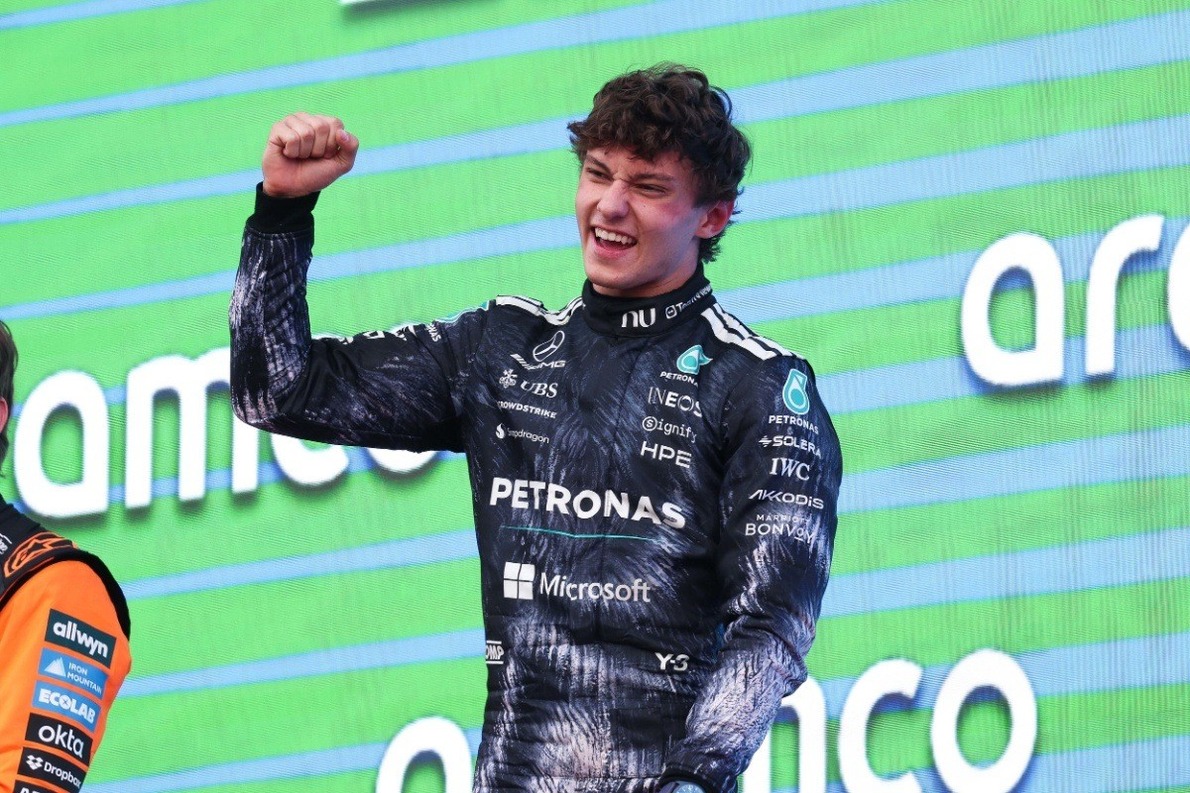 és - A világ a lábai előtt: így ünnepli a nemzetközi sajtó Antonelli Japán diadalát