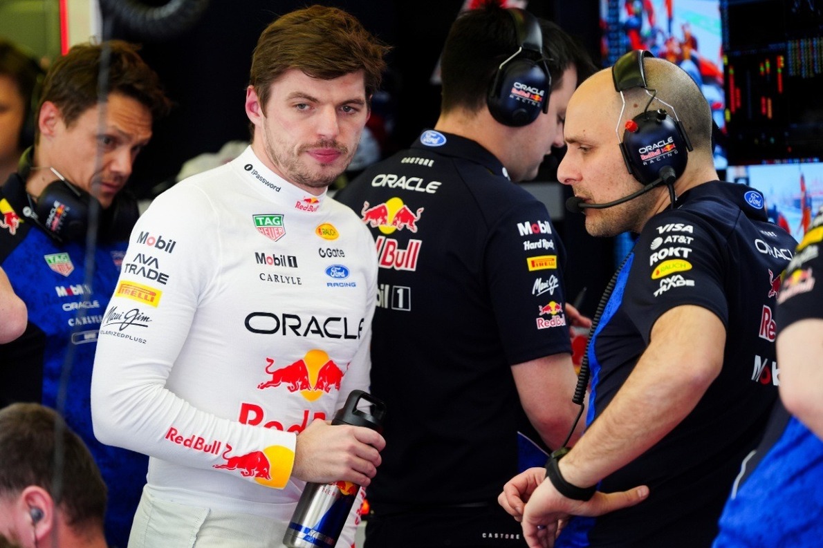 és - „Mi lenne, ha mondjuk vetnél egy pillantást az onboard nézetekre” - Verstappen már a rádióban is feszült volt