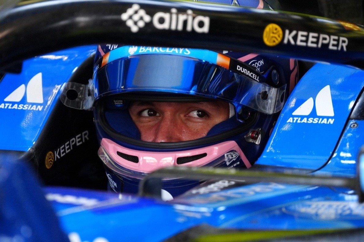 és - Albon kétségbeesett Kínában: „Ennek az autónak talán már semmi sem segít”