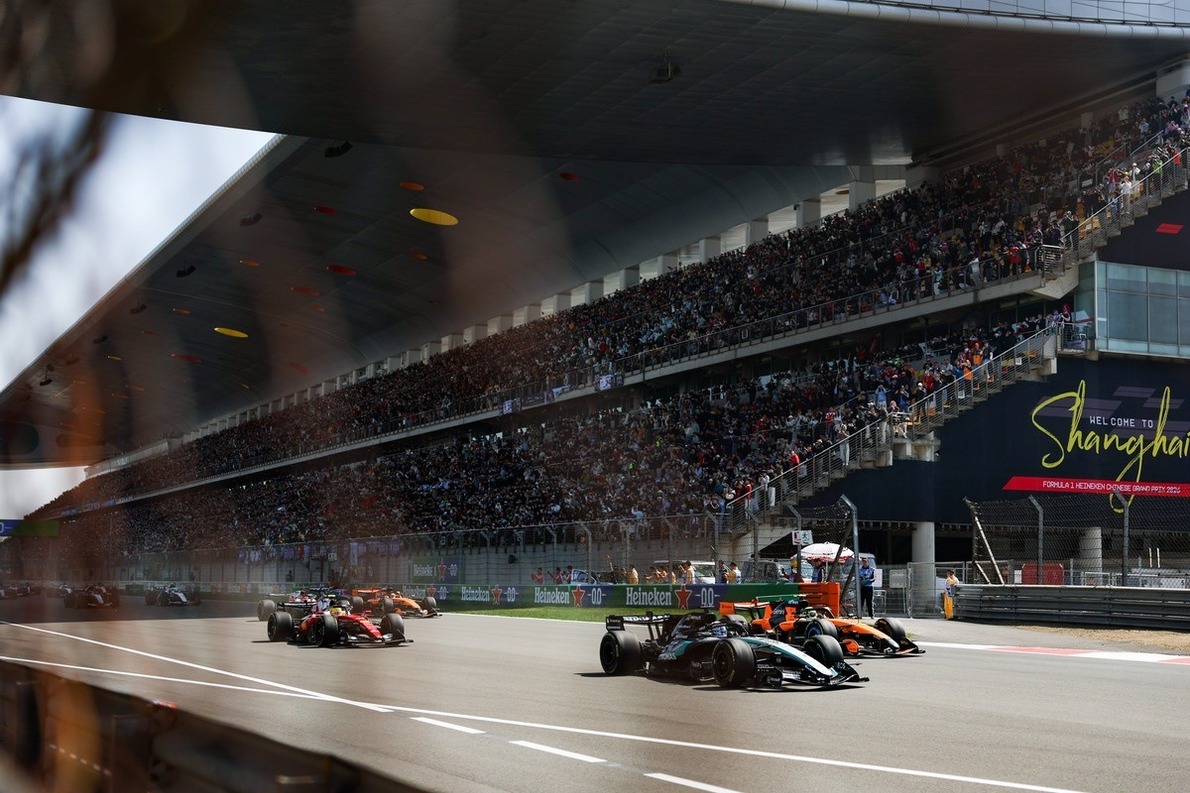  és  - Nagy csata és biztonsági autó után Russell nyerte a sprintet a Ferrarik előtt, a Red Bull nullázott