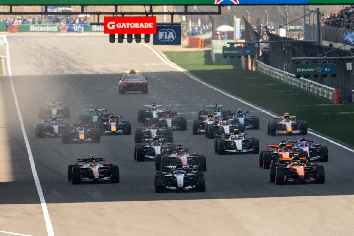 és - Hamilton szerint a rajtokra nem a balesetveszélyes, hanem a szórakoztató a jó szó