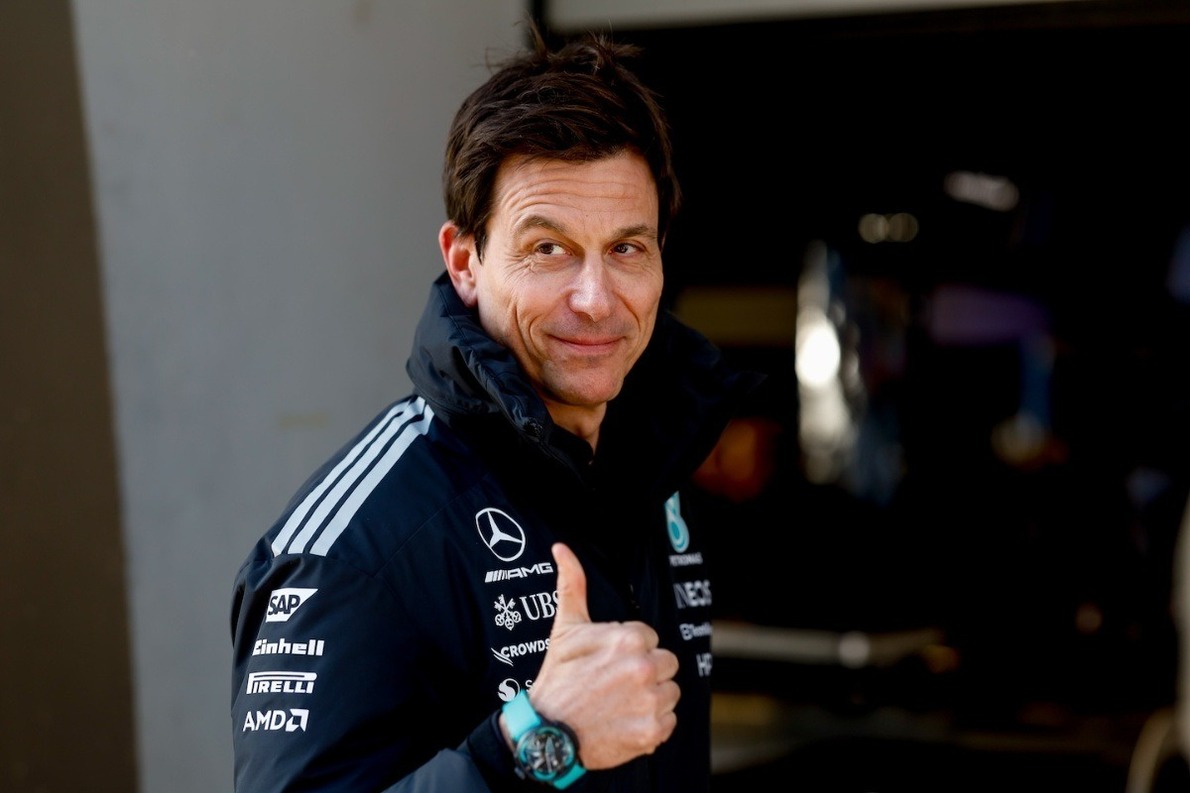 és - Toto Wolff a könnyeivel küszködött, amikor ránézett a Kínai Nagydíj pódiumára