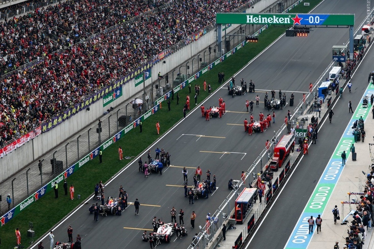  és  - Videón a Kínai Nagydíj rajtja - Hamilton rögtön az élre állt a Ferrarival