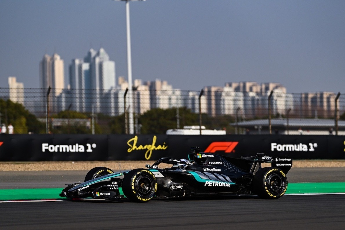  és  - Russell uralta a mezőnyt az év első sprintidőmérőjén, Verstappen csak szenvedett Sanghajban