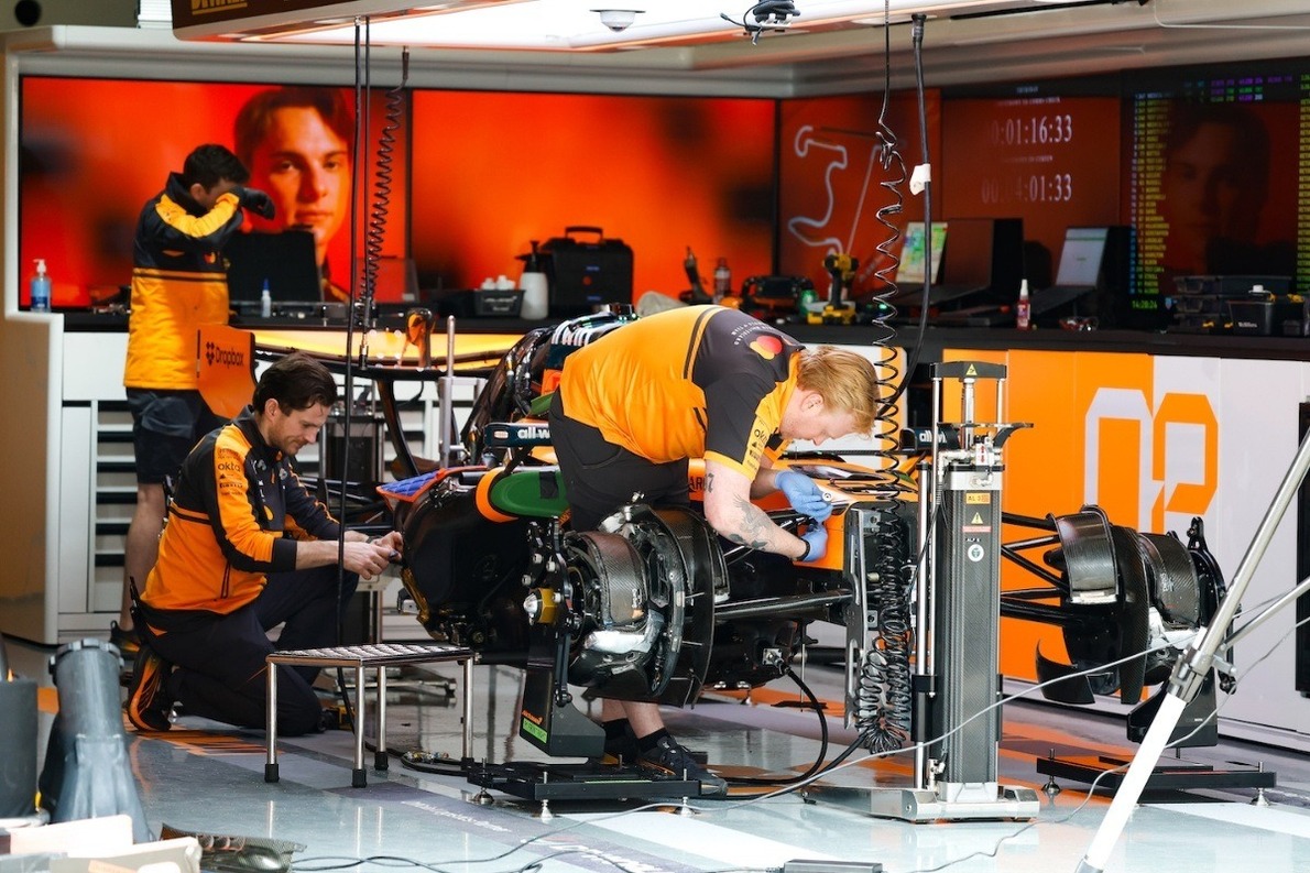 és - Dráma a rajt előtt: Mindkét McLaren a garázsban ragadt!