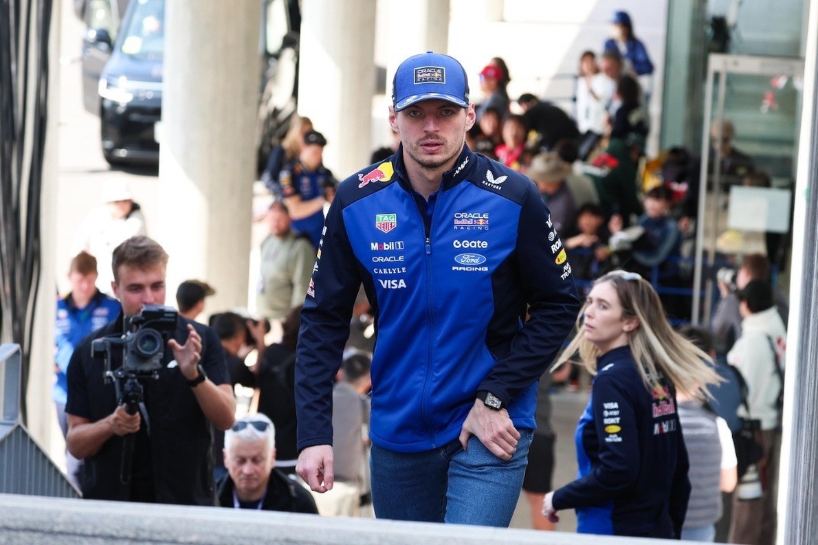 - Eldőlt: itt láthatjuk versenyezni Max Verstappent a törölt Forma–1-es futamok alatt