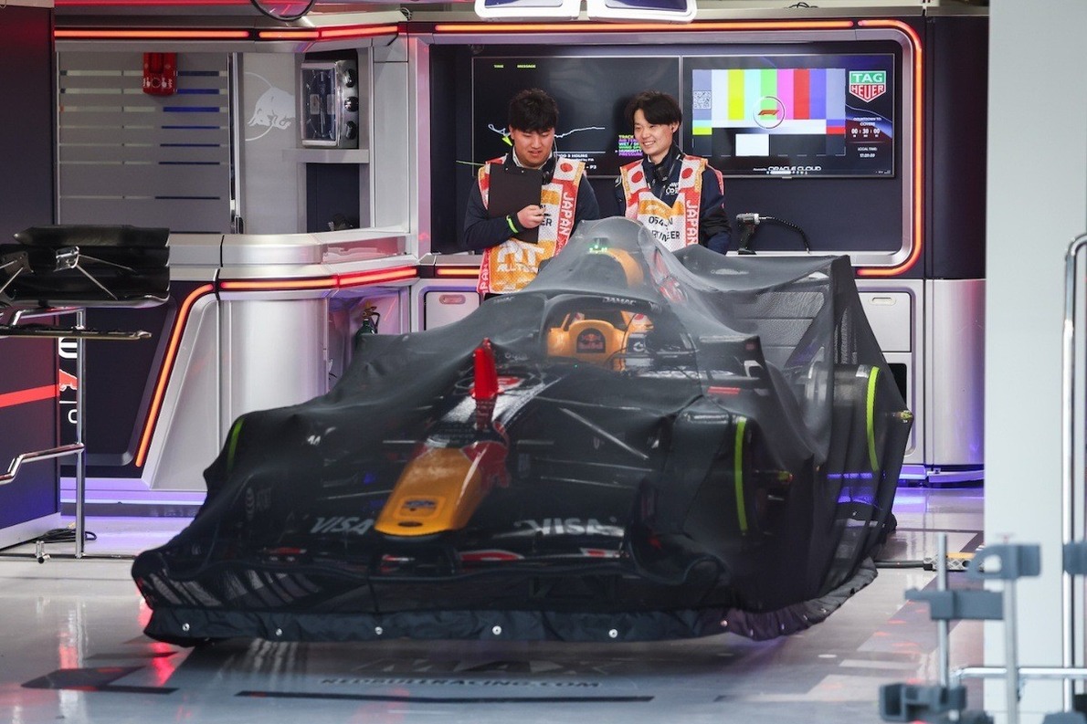  és  - Teljes a sötétség a Red Bullnál, senki sem tudja, miért viselkedik az autó úgy, ahogy