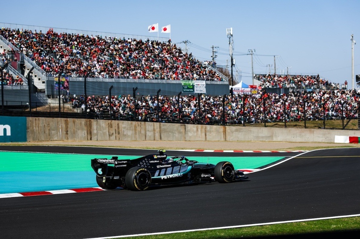 és - Tarolt a Mercedes a szuzukai utolsó szabadedzésen, a bajnoki címvédő ismét bajba került