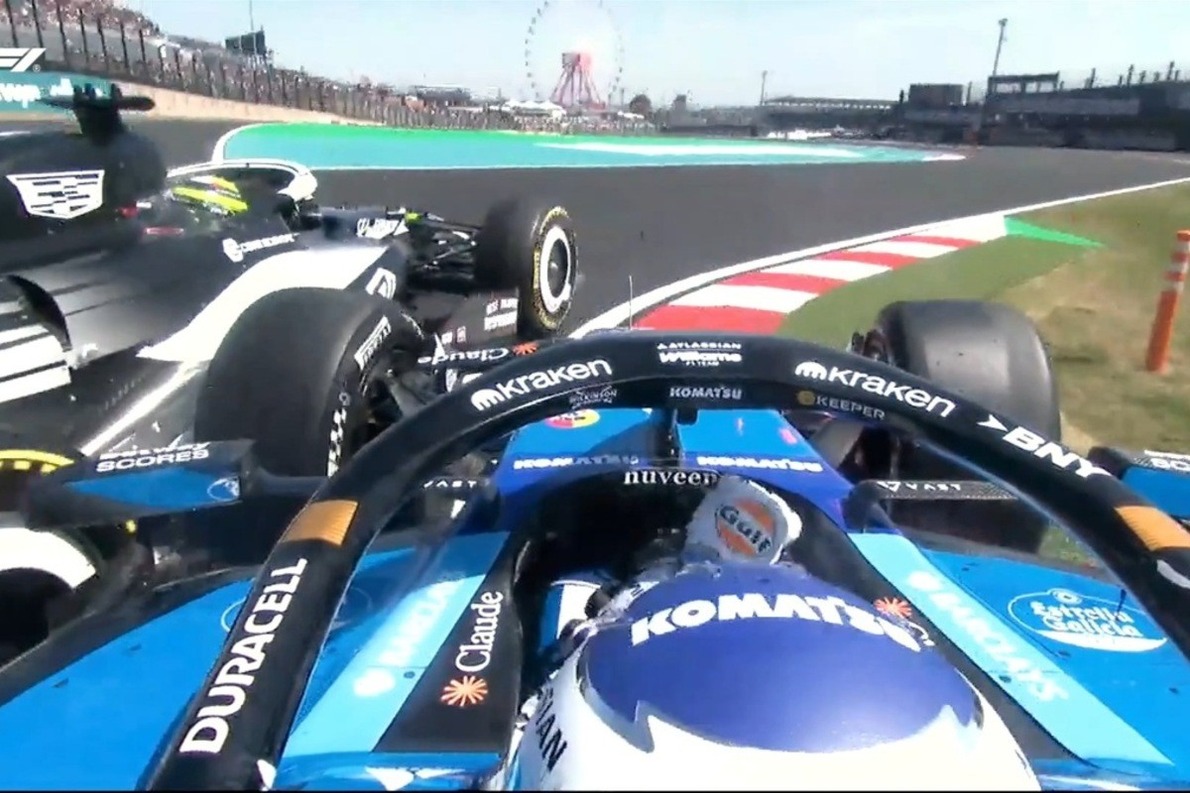 és - Szokatlan technikai hiba miatt ütközött össze Perez és Albon az FP1-en