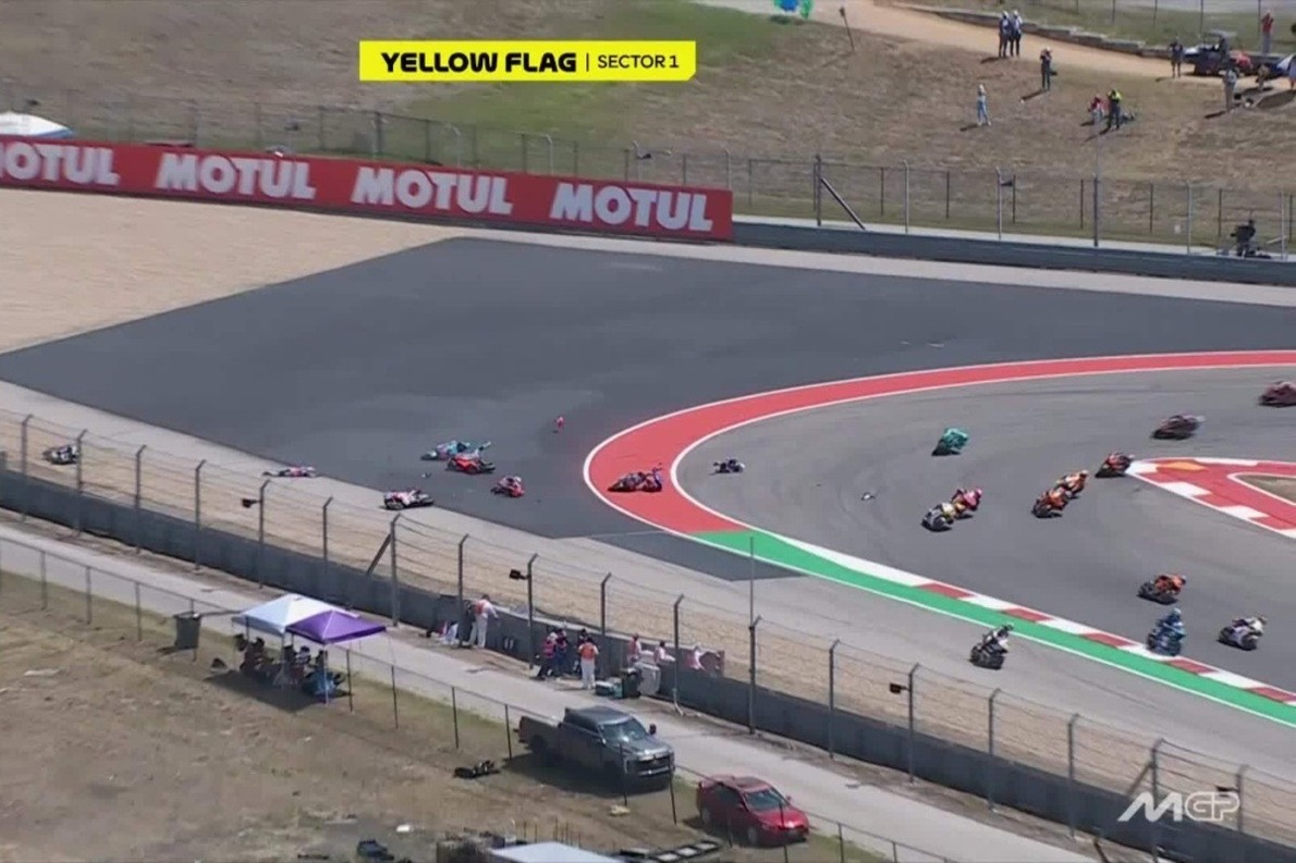Drámai tömegbaleset a Moto2-ben, azonnal leállították a futamot (videó)
