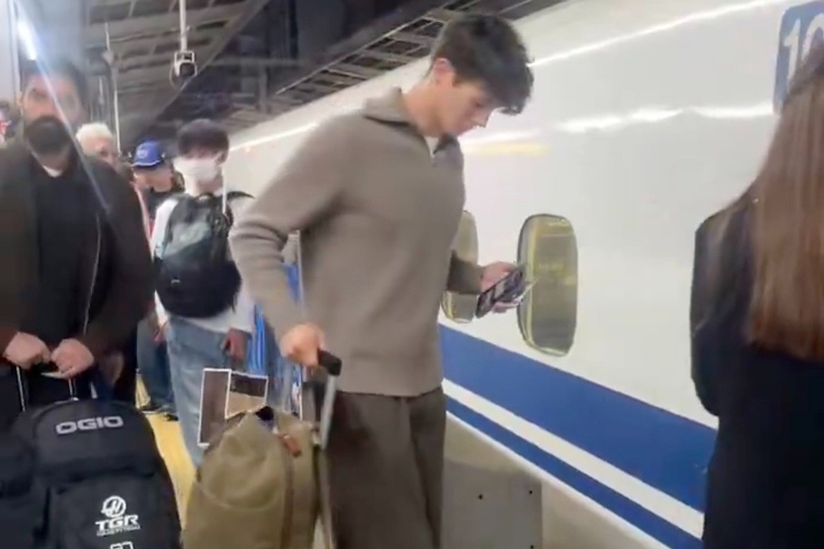  - Bearman erősen sántítva szállt fel a vonatra – egyedül cipelte a bőröndjét (videó)