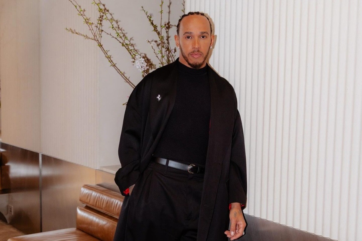  - Hamilton letarolta Jokohamát: egy legendás Ferrarival ejtette ámulatba a japán utcákat