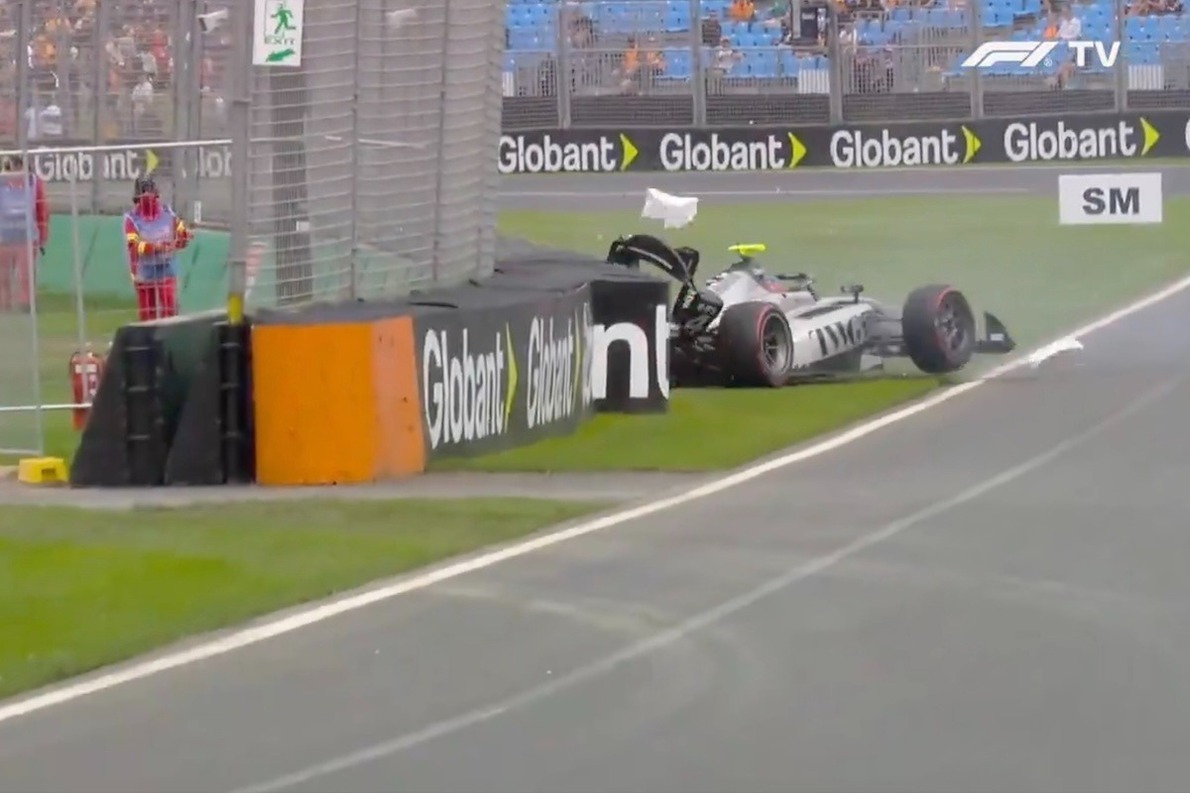 Cudarul indult az Forma-1-be vágyó amerikai sztár F2-es bemutatkozása (videó)