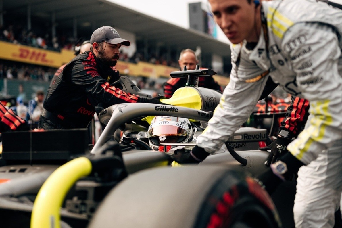  - Videón, ahogyan az Audi F1-es versenyzője majdnem kitöri a bokáját a rajtrácson