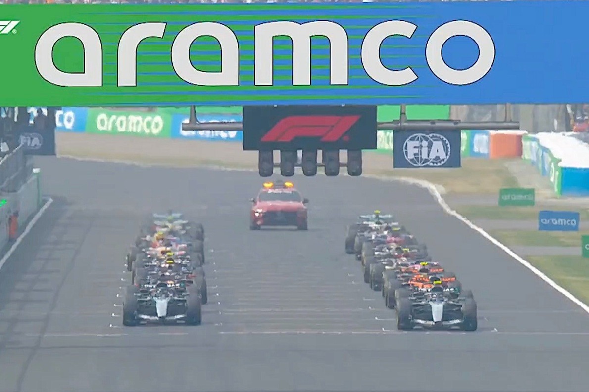  és  - Videón a Japán Nagydíj rajtja, ahol állva maradtak a Mercedesek