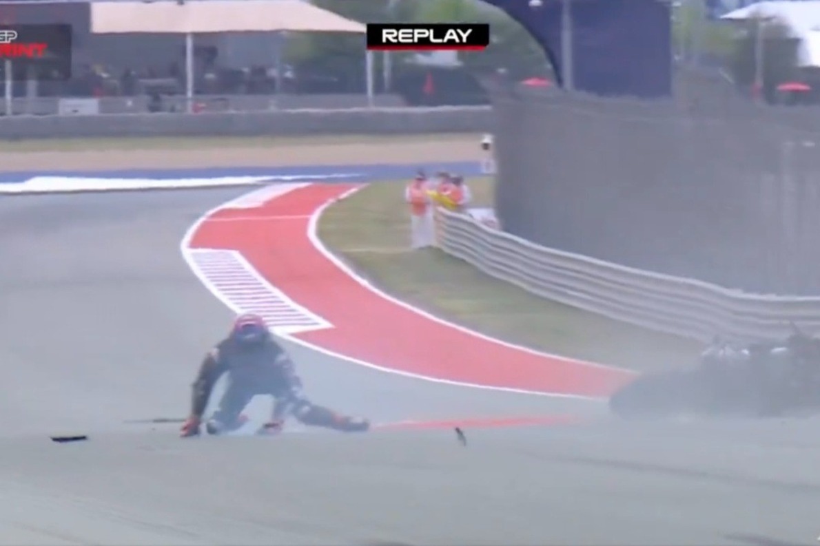 és - Kínos baki a leintés után: győzelmét ünnepelve dobta el a motort Martín (videó)