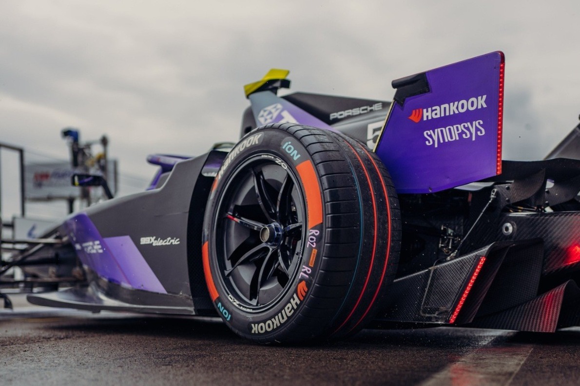 Téglát sejtenek a pilóták a kiszivárgott levélbotrány mögött