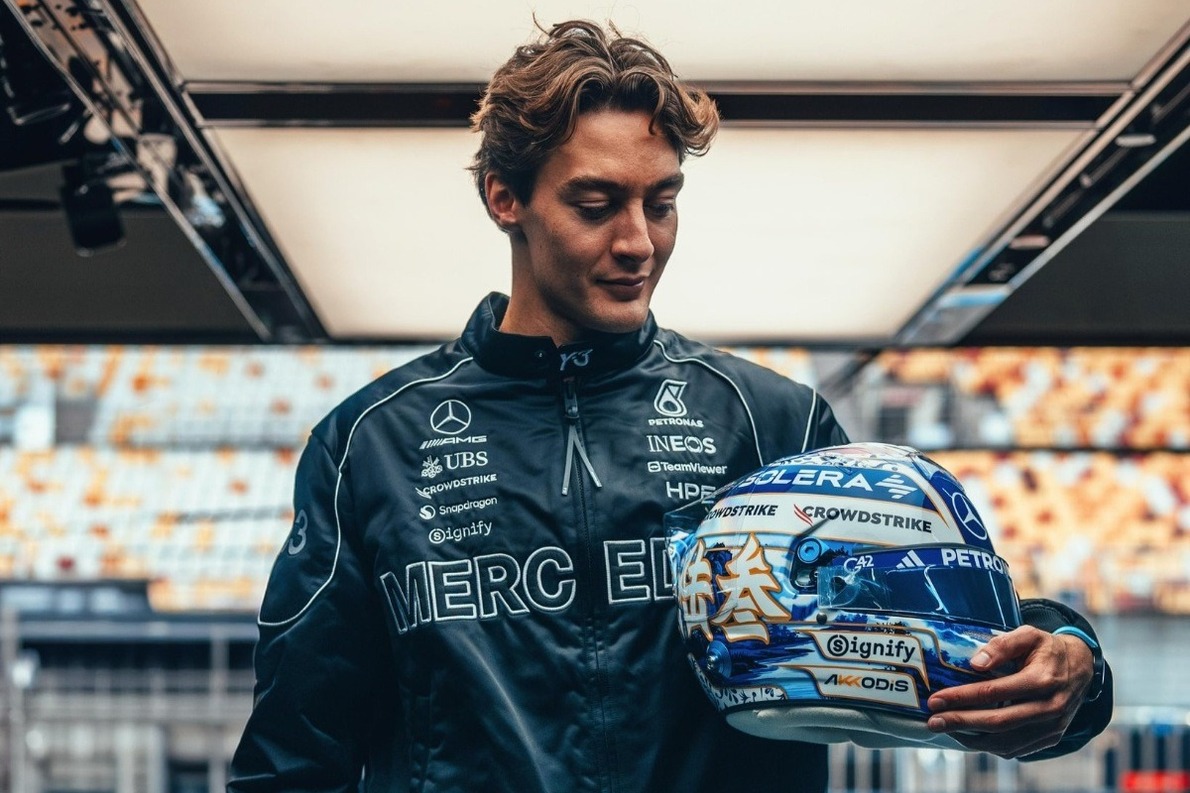 - Russell különleges sanghaji sisakja mögött egy teáscsésze áll