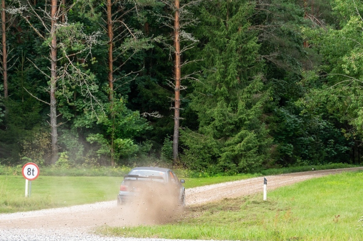Fának csapódott egy raliautó, életét vesztette a 43 éves navigátor