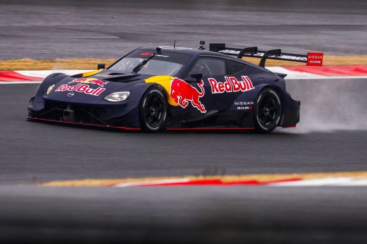  - Videón, ahogy Verstappen ezúttal egy Super GT-autót próbált ki Japánban