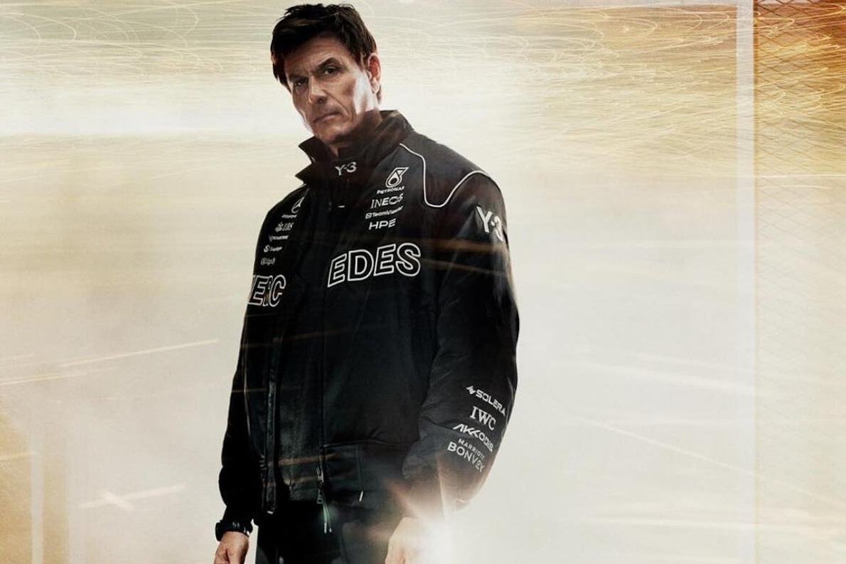 és - Érdekes ruhákban pompázik majd a Mercedes a Japán Nagydíjon