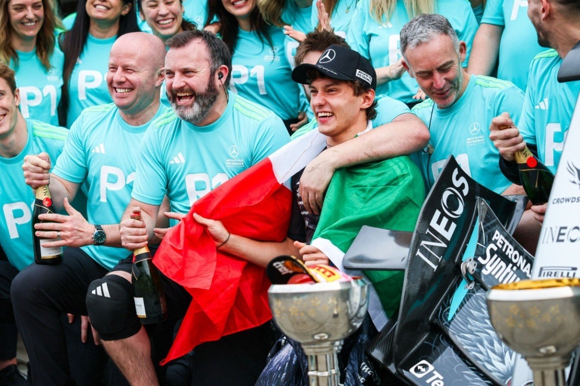  - Megdöbbentő párhuzamok: Antonelli pont úgy ír történelmet, mint példaképe, Ayrton Senna