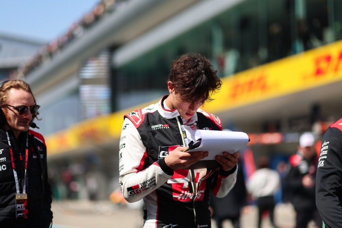  és  - Bearman megcélozta a Ferrarit, de egy nagy akadály még ott tornyosul előtte