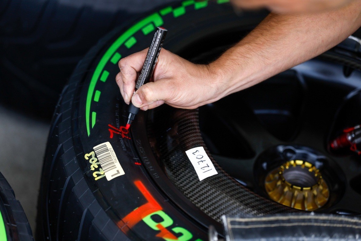  és  - Elmosta az eső a Pirelli szuzukai gumitesztjét, de a Ferrari, a McLaren és a Mercedes is besegíthet még