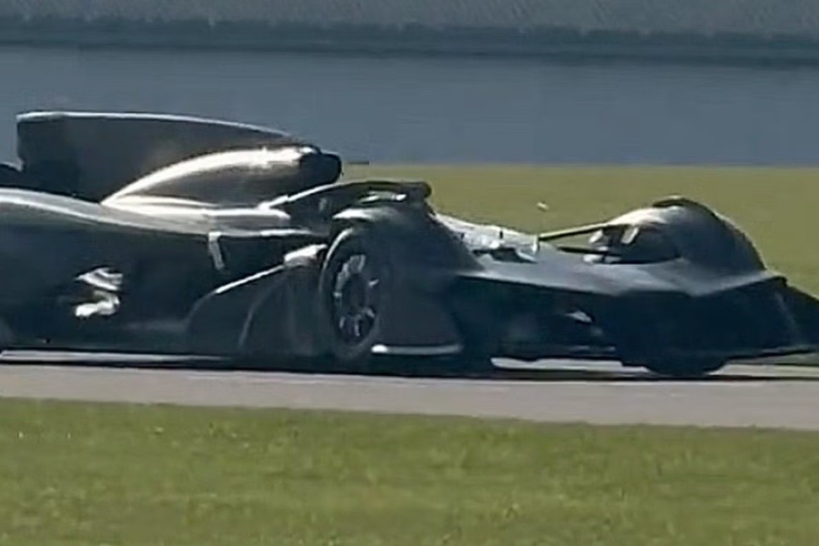 Batmobilnak csúfolják az Aston Martin új szörnyetegét, pedig nem is versenyautónak készült (videó)