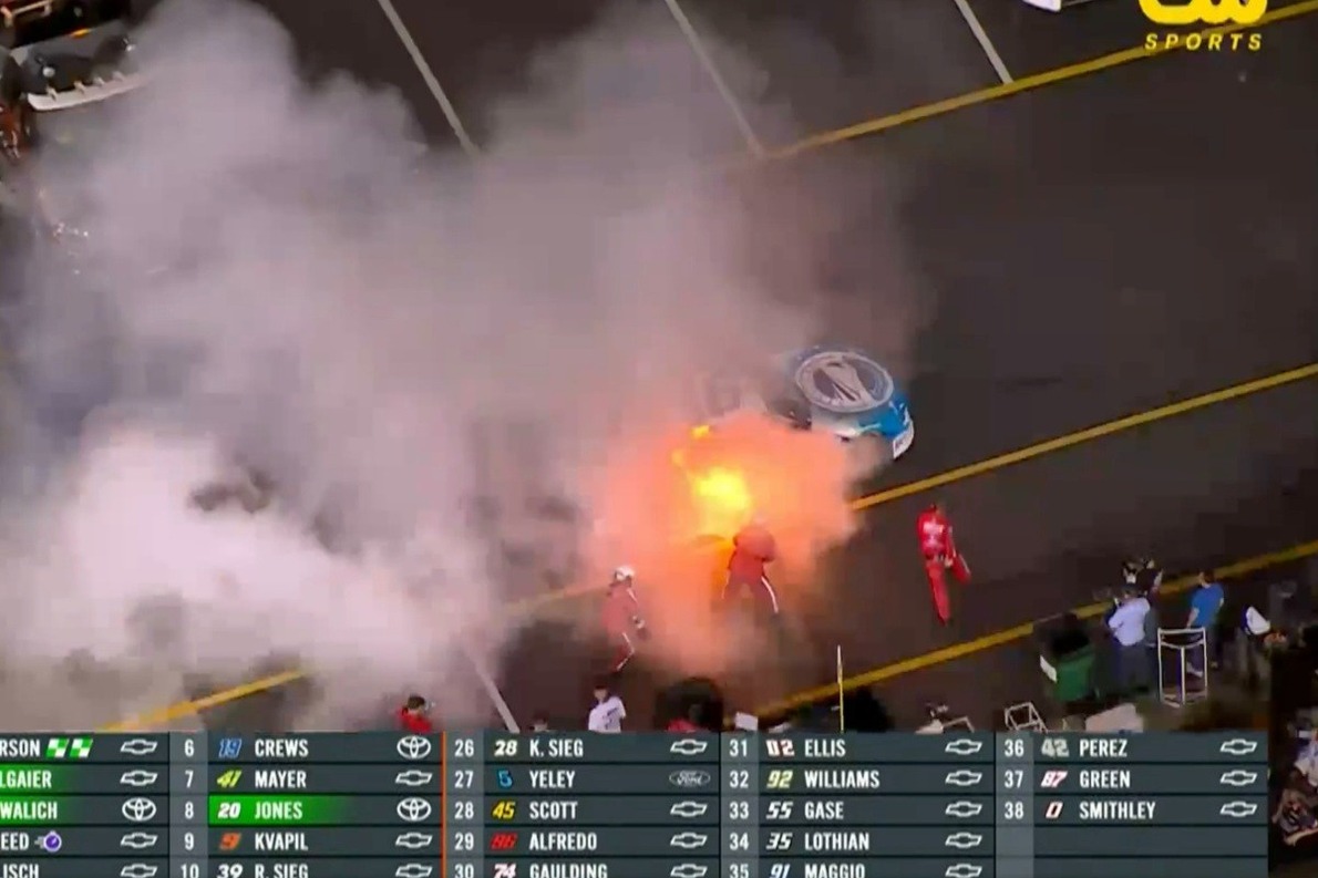 Lángba borult egy autó a NASCAR bristoli futamán (video)