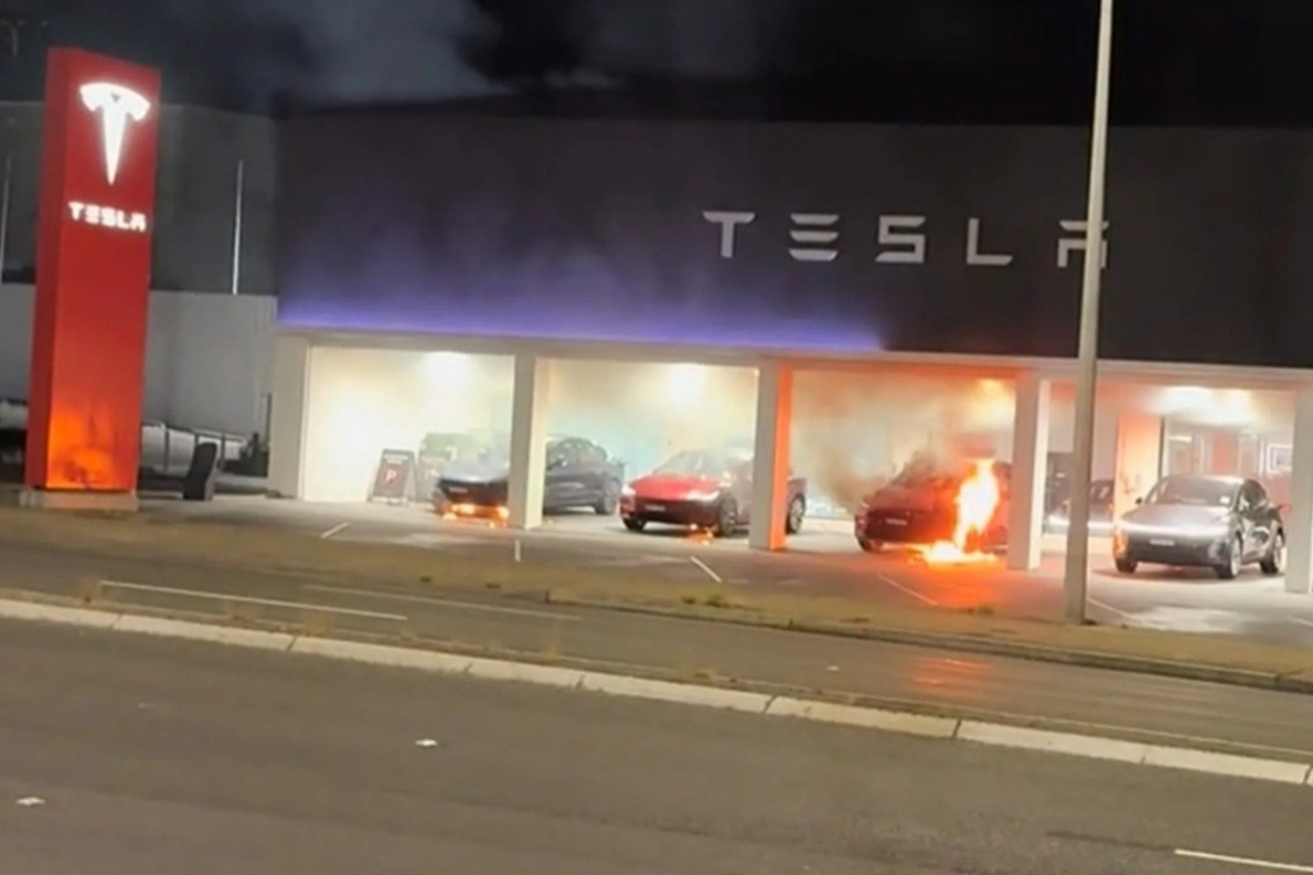 Szándékosan felgyújtottak egy Tesla-kereskedést, több autó is megsemmisült a tűzben (videó)