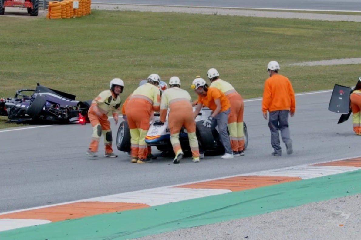 Kisebb csoda, hogy nem történt tragédia a Formula-4 valenciai futamán (videó)