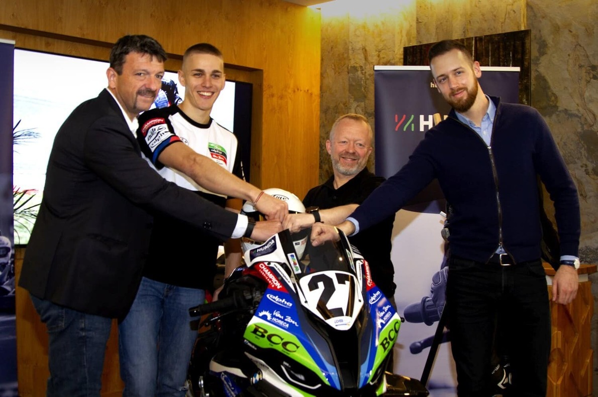 Neves sorozatban kapott gyári ülést a 21 éves magyar motoros! – hivatalos