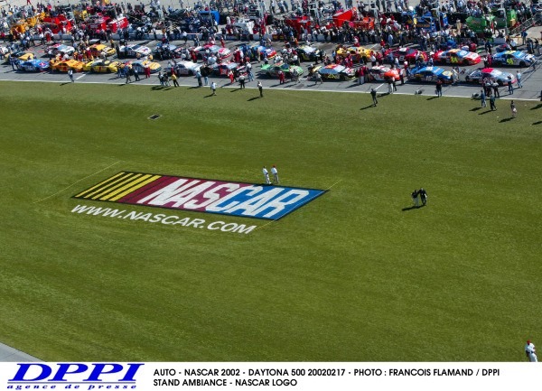 Átfogó biztonsági fejlesztéseket rendelt el a NASCAR a talladegai ütközés után