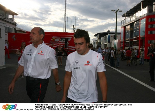 és - Alonso Ron Dennisről: „Ha a csapatod ezt mondja, nem folytathatod velük”