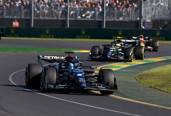  - Russell szerint a Red Bull szándékosan visszafogja magát