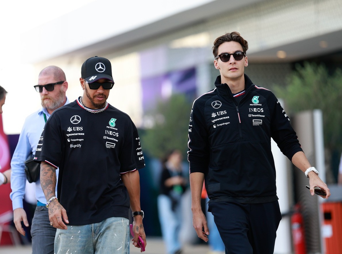  és  - Érdekes részlet látott napvilágot Lewis Hamilton Mercedestől való távozása kapcsán – George Russell rántotta le a leplet