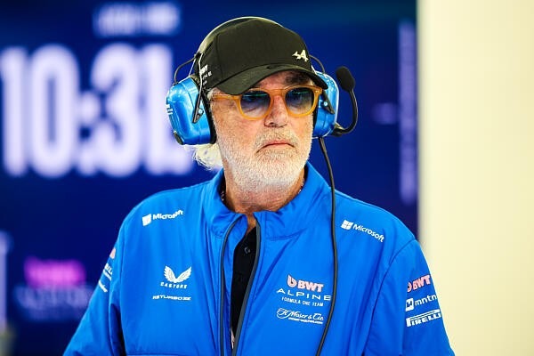 Briatore alig várja, hogy kivágják az autóból a Renault motorját