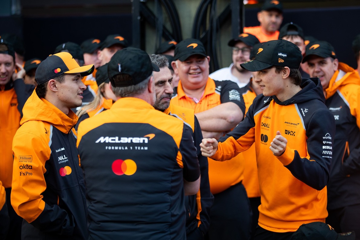  és  - A McLaren csapatutasítása feldühítette a rajongókat az Ausztrál Nagydíjon