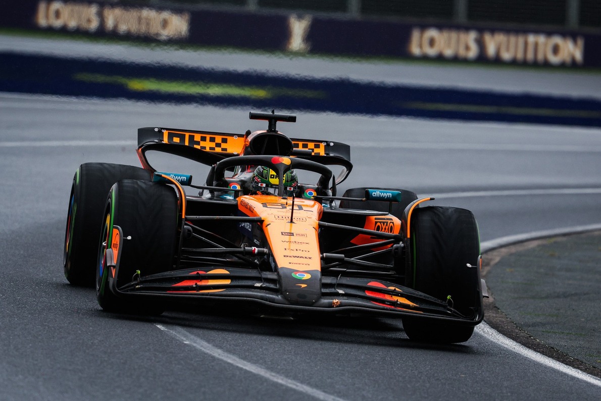  és  - Videó: Piastri kemény előzése Hamilton ellen az Ausztrál GP utolsó körében!